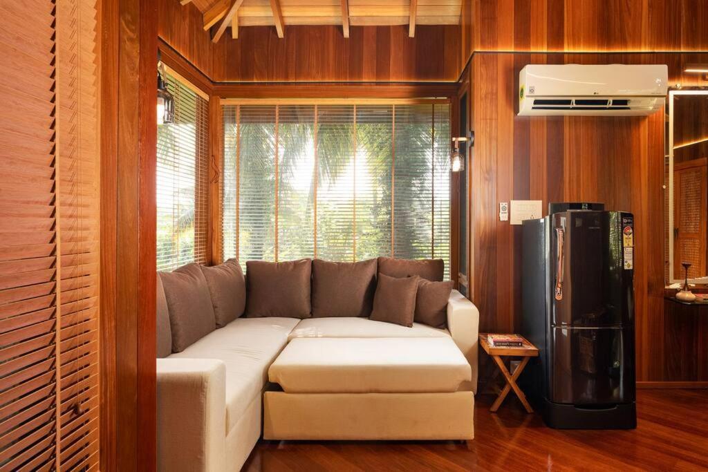 Villa Woods & Palms Pollāchi エクステリア 写真